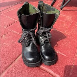 Vintage Steve Madden Black Leather Helmet Boots with Camouflage Interior  8.5